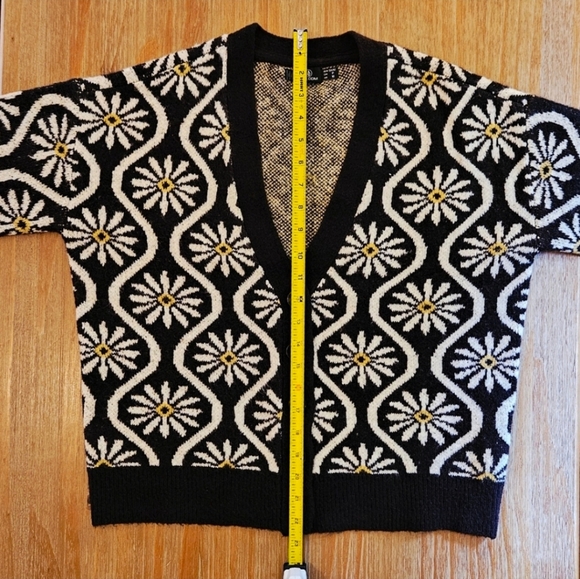 Volcom Daisy Cardigan 💛🖤🤍 - Picture 5 of 10
